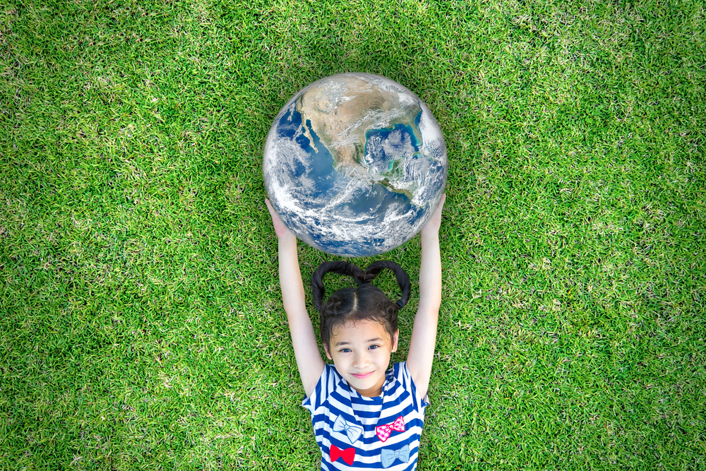 Kid, holding a globe - Hilton Hotels