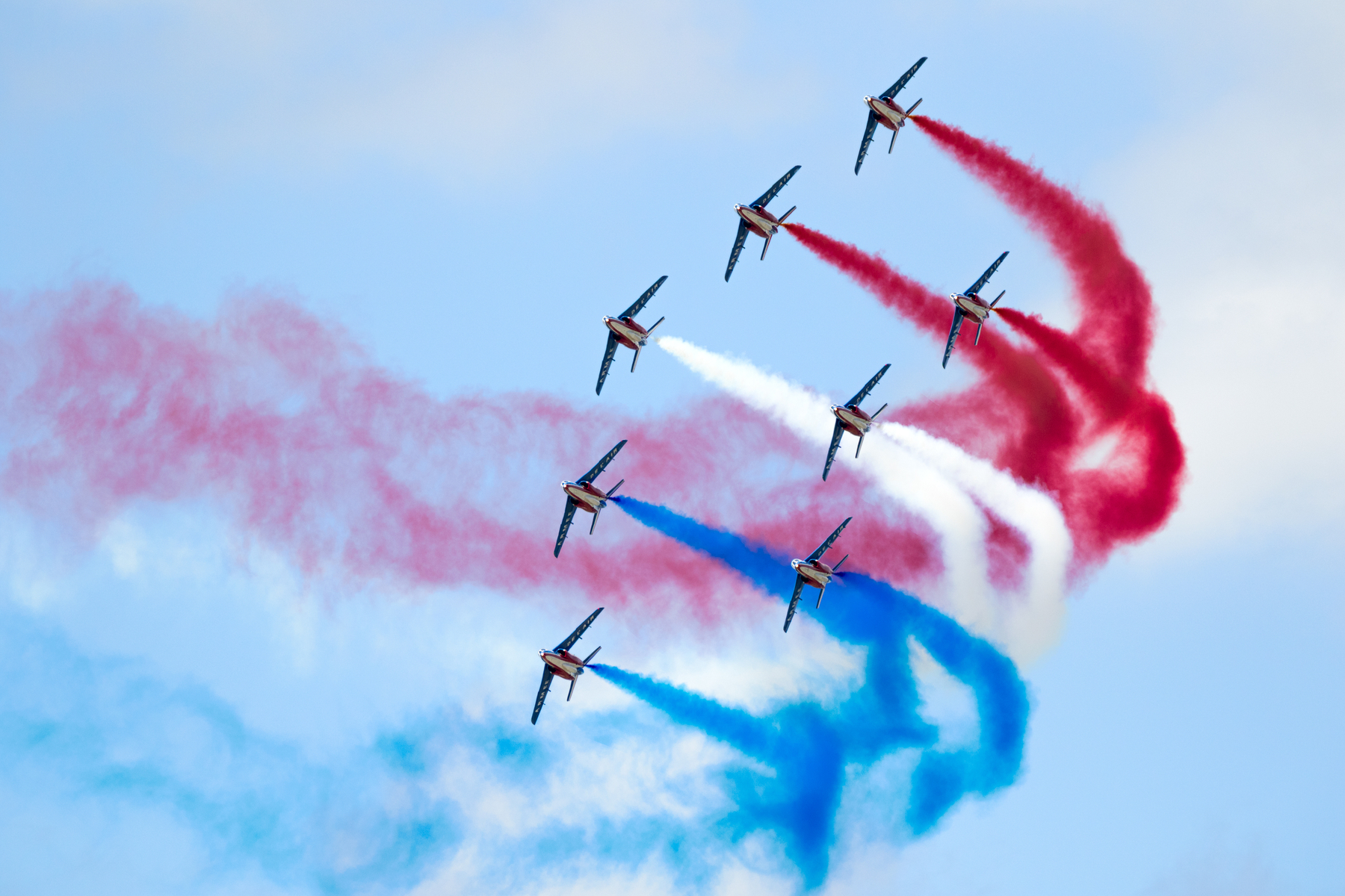 Patrouille de france пилотажные группы. Французская пилотажная группа. Авиашоу Франция. Французский флаг в исполнении Пилотажной группы. Флаг Франции на авиашоу в Париже.